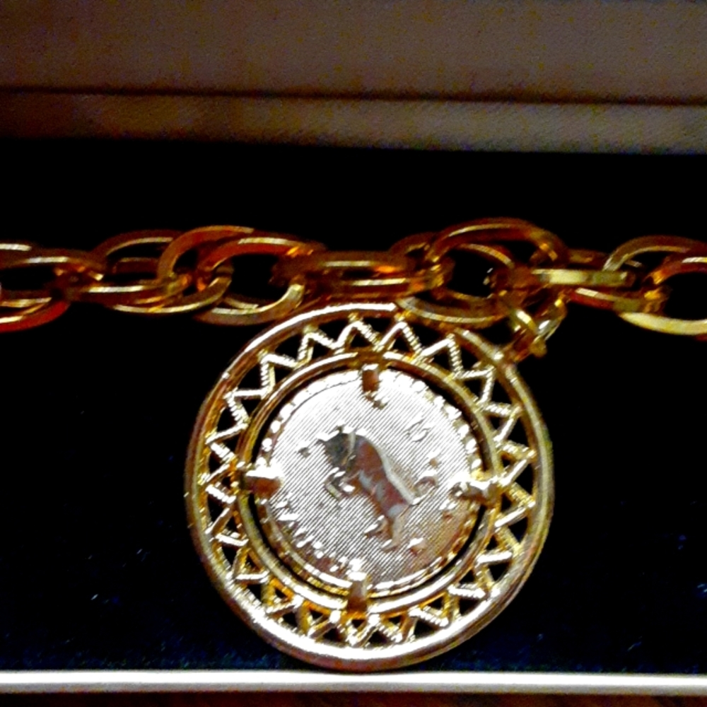 NWOT Attractive Goldtone Taurus Medallion Bracelet